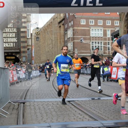 05.10.2025 - 20. swb-Marathon Bremen Yannick Fuchs http://msf.ph/oto/9249398 05.10.2025 10:44:18 Ziel 9614, 9919, 10044, 10348, 10351, 10649, 11316, 11503, 11645, 11648 meine-sportfotos.de