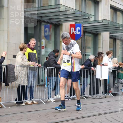 05.10.2025 - 20. swb-Marathon Bremen Strokosch-Dieckow http://msf.ph/oto/9249400 05.10.2025 10:53:19 Ziel 9238, 9461, 9464, 9494, 9569, 9934, 9957, 10020, 10310, 10369, 10416, 10468, 10642, 10655, 10696, 10906, 10925, 10934, 10966, 11046, 11141, 11246, 11383, 11445, 11545, 11716, 9238, 9461, 9464, 9494, 9569, 9934, 9957, 10020, 10310, 10369, 10416, 10468, 10642, 10655, 10696, 10906, 10925, 10934, 10966, 11046, 11141, 11246, 11383, 11445 meine-sportfotos.de