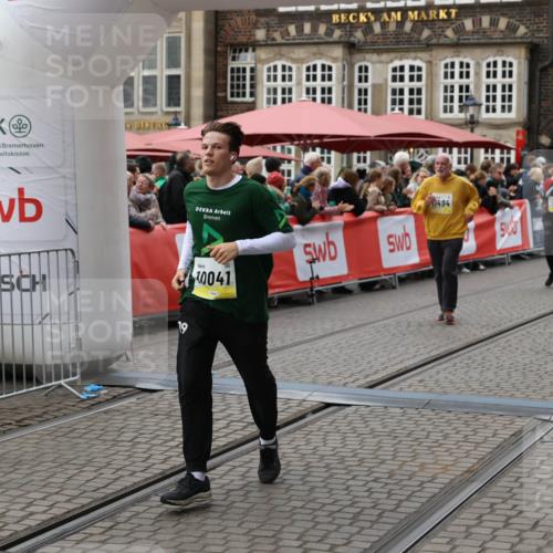 05.10.2025 - 20. swb-Marathon Bremen Yannick Fuchs http://msf.ph/oto/9249411 05.10.2025 11:13:10 Ziel 10041, 11118, 11170, 11494 meine-sportfotos.de
