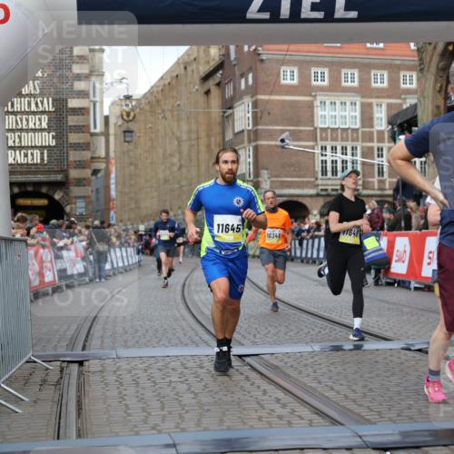 05.10.2025 - 20. swb-Marathon Bremen Yannick Fuchs http://msf.ph/oto/9249418 05.10.2025 10:44:18 Ziel 9614, 9919, 10044, 10348, 10351, 10649, 11316, 11503, 11645, 11648 meine-sportfotos.de