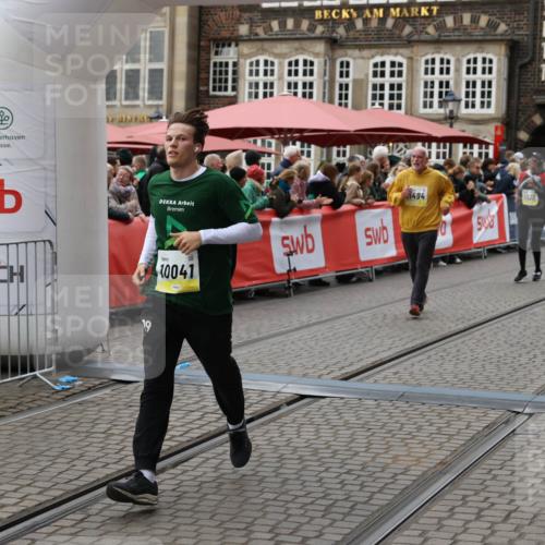 05.10.2025 - 20. swb-Marathon Bremen Yannick Fuchs http://msf.ph/oto/9249423 05.10.2025 11:13:10 Ziel 10041, 11118, 11170, 11494 meine-sportfotos.de