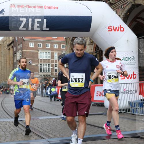05.10.2025 - 20. swb-Marathon Bremen Yannick Fuchs http://msf.ph/oto/9249439 05.10.2025 10:44:18 Ziel 9614, 9919, 10044, 10348, 10351, 10649, 11316, 11503, 11645, 11648 meine-sportfotos.de