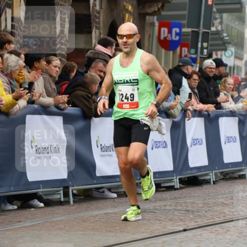 05.10.2025 - 20. swb-Marathon Bremen Strokosch-Dieckow http://msf.ph/oto/9249473 05.10.2025 12:47:33 Ziel 1249, 1688, 6984 meine-sportfotos.de