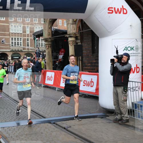 05.10.2025 - 20. swb-Marathon Bremen Yannick Fuchs http://msf.ph/oto/9249476 05.10.2025 10:53:18 Ziel 9449, 9703, 9834, 10128, 10242, 10349, 10460, 10466, 10958, 11300, 11377, 11512 meine-sportfotos.de