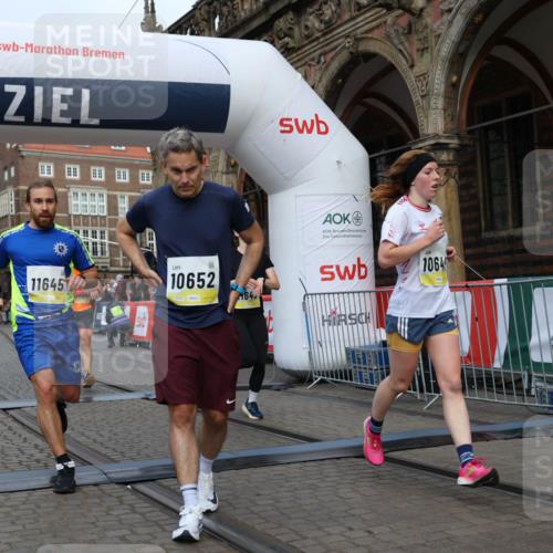 05.10.2025 - 20. swb-Marathon Bremen Yannick Fuchs http://msf.ph/oto/9249492 05.10.2025 10:44:19 Ziel 9614, 9919, 10044, 10348, 10351, 10649, 11645, 11648 meine-sportfotos.de