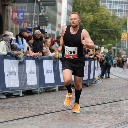 05.10.2025 - 20. swb-Marathon Bremen Strokosch-Dieckow http://msf.ph/oto/9249494 05.10.2025 12:47:35 Ziel 1249, 1688, 6984 meine-sportfotos.de