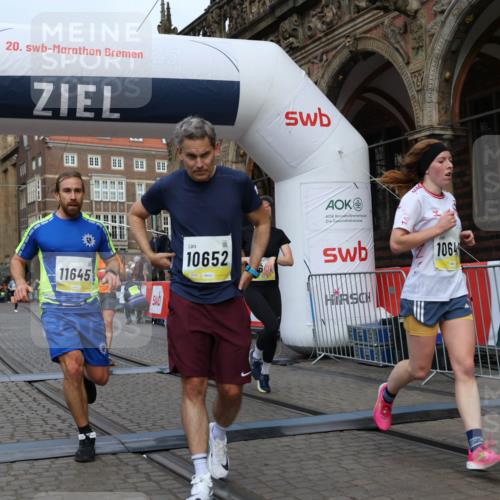 05.10.2025 - 20. swb-Marathon Bremen Yannick Fuchs http://msf.ph/oto/9249500 05.10.2025 10:44:19 Ziel 9614, 9919, 10044, 10348, 10351, 10649, 11645, 11648 meine-sportfotos.de