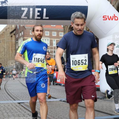 05.10.2025 - 20. swb-Marathon Bremen Yannick Fuchs http://msf.ph/oto/9249508 05.10.2025 10:44:19 Ziel 9614, 9919, 10044, 10348, 10351, 10649, 11645, 11648 meine-sportfotos.de