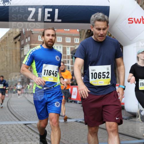 05.10.2025 - 20. swb-Marathon Bremen Yannick Fuchs http://msf.ph/oto/9249520 05.10.2025 10:44:19 Ziel 9614, 9919, 10044, 10348, 10351, 10649, 11645, 11648 meine-sportfotos.de