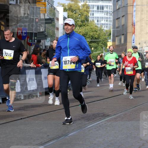 05.10.2025 - 20. swb-Marathon Bremen Strokosch-Dieckow http://msf.ph/oto/9249521 05.10.2025 11:00:22 Ziel 7215, 9173, 10067, 10071, 10217, 10406, 10492, 10504, 10794, 10930, 11063, 11263, 11424, 11619, 11699 meine-sportfotos.de