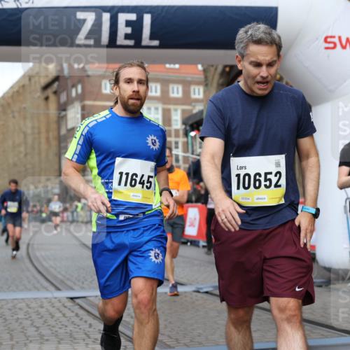 05.10.2025 - 20. swb-Marathon Bremen Yannick Fuchs http://msf.ph/oto/9249531 05.10.2025 10:44:19 Ziel 9614, 9919, 10044, 10348, 10351, 10649, 11645, 11648 meine-sportfotos.de