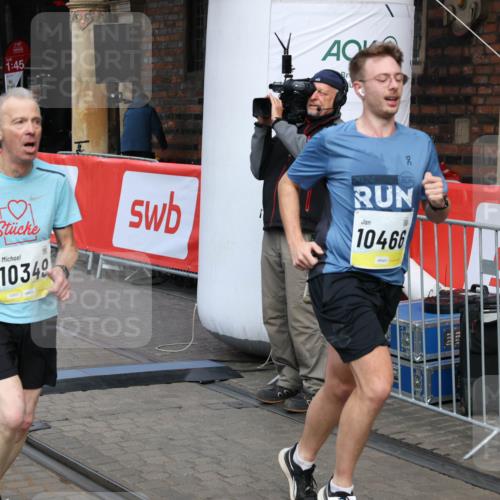 05.10.2025 - 20. swb-Marathon Bremen Yannick Fuchs http://msf.ph/oto/9249535 05.10.2025 10:53:18 Ziel 9449, 9703, 9834, 10128, 10242, 10349, 10460, 10466, 10958, 11300, 11377, 11512 meine-sportfotos.de