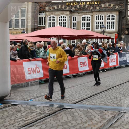 05.10.2025 - 20. swb-Marathon Bremen Yannick Fuchs http://msf.ph/oto/9249536 05.10.2025 11:13:11 Ziel 10041, 11118, 11170, 11494 meine-sportfotos.de
