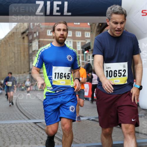 05.10.2025 - 20. swb-Marathon Bremen Yannick Fuchs http://msf.ph/oto/9249541 05.10.2025 10:44:19 Ziel 9614, 9919, 10044, 10348, 10351, 10649, 11645, 11648 meine-sportfotos.de