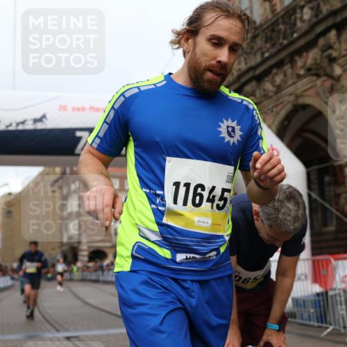 05.10.2025 - 20. swb-Marathon Bremen Yannick Fuchs http://msf.ph/oto/9249546 05.10.2025 10:44:20 Ziel 9919, 10044, 10348, 10649, 10816, 11645, 11648 meine-sportfotos.de
