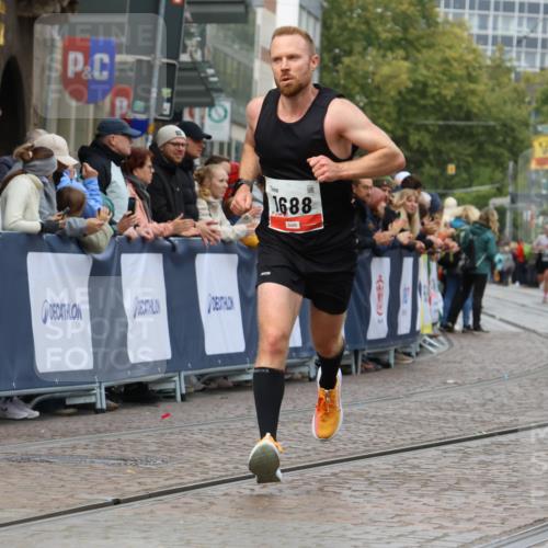05.10.2025 - 20. swb-Marathon Bremen Strokosch-Dieckow http://msf.ph/oto/9249550 05.10.2025 12:47:35 Ziel 1249, 1688, 6984 meine-sportfotos.de