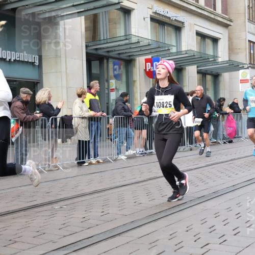 05.10.2025 - 20. swb-Marathon Bremen Strokosch-Dieckow http://msf.ph/oto/9249571 05.10.2025 10:53:25 Ziel 9238, 9456, 9461, 9464, 9494, 9548, 9569, 9701, 9934, 10020, 10046, 10310, 10416, 10484, 10616, 10642, 10696, 10785, 10906, 10925, 10966, 11046, 11141, 11246, 11383, 11445, 11533, 9238, 9456, 9461, 9464, 9494, 9548, 9569, 9701, 9934, 10020, 10046, 10310, 10416, 10484, 10616, 10642, 10696, 10785, 10906, 10925, 10966, 11046, 11141, 11246, 11383, 11445, 11533 meine-sportfotos.de