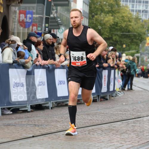 05.10.2025 - 20. swb-Marathon Bremen Strokosch-Dieckow http://msf.ph/oto/9249577 05.10.2025 12:47:35 Ziel 1249, 1688, 6984 meine-sportfotos.de
