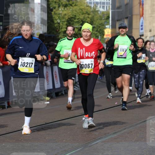 05.10.2025 - 20. swb-Marathon Bremen Strokosch-Dieckow http://msf.ph/oto/9249582 05.10.2025 11:00:24 Ziel 7215, 9173, 9177, 9531, 10063, 10067, 10071, 10217, 10504, 10794, 10930, 11003, 11424, 11534, 11595, 11619, 11699 meine-sportfotos.de