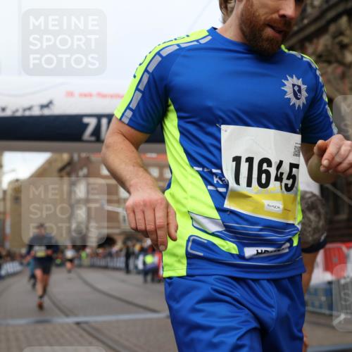 05.10.2025 - 20. swb-Marathon Bremen Yannick Fuchs http://msf.ph/oto/9249585 05.10.2025 10:44:20 Ziel 9919, 10044, 10348, 10649, 10816, 11645, 11648 meine-sportfotos.de