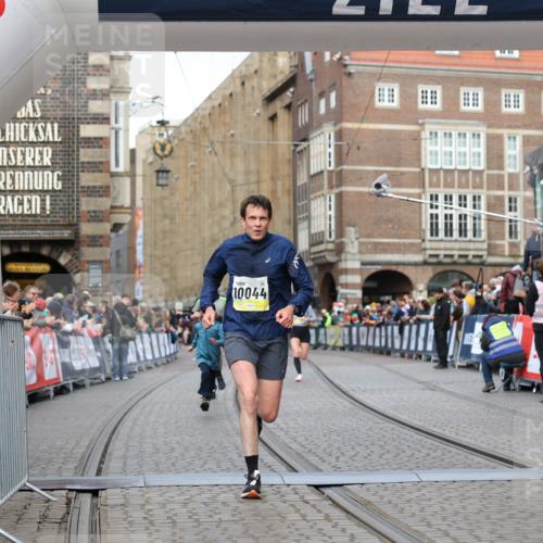 05.10.2025 - 20. swb-Marathon Bremen Yannick Fuchs http://msf.ph/oto/9249595 05.10.2025 10:44:21 Ziel 9919, 10044, 10348, 10649, 10816, 11645, 11648 meine-sportfotos.de