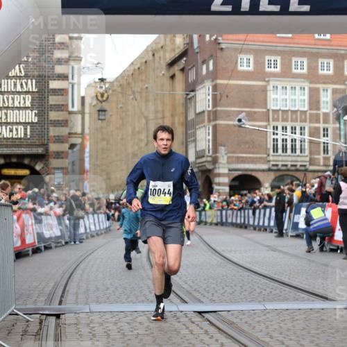 05.10.2025 - 20. swb-Marathon Bremen Yannick Fuchs http://msf.ph/oto/9249604 05.10.2025 10:44:21 Ziel 9919, 10044, 10348, 10649, 10816, 11645, 11648 meine-sportfotos.de