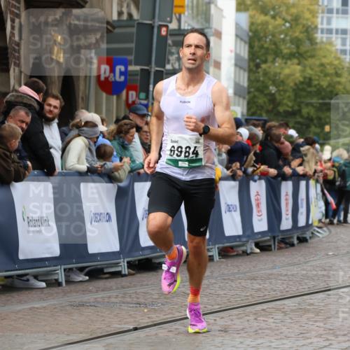 05.10.2025 - 20. swb-Marathon Bremen Strokosch-Dieckow http://msf.ph/oto/9249610 05.10.2025 12:47:38 Ziel 1688, 6984 meine-sportfotos.de