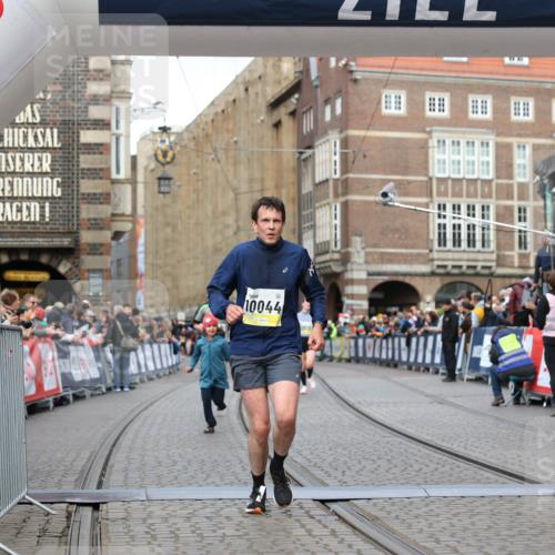 05.10.2025 - 20. swb-Marathon Bremen Yannick Fuchs http://msf.ph/oto/9249614 05.10.2025 10:44:21 Ziel 9919, 10044, 10348, 10649, 10816, 11645, 11648 meine-sportfotos.de