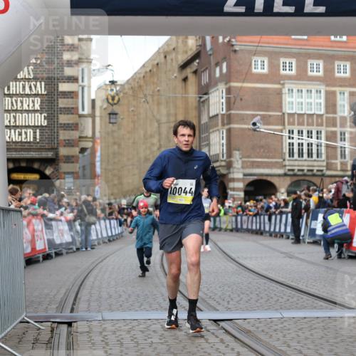 05.10.2025 - 20. swb-Marathon Bremen Yannick Fuchs http://msf.ph/oto/9249624 05.10.2025 10:44:21 Ziel 9919, 10044, 10348, 10649, 10816, 11645, 11648 meine-sportfotos.de