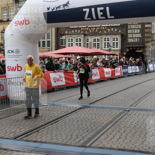 05.10.2025 - 20. swb-Marathon Bremen Yannick Fuchs http://msf.ph/oto/9249628 05.10.2025 11:13:13 Ziel 10041, 11118, 11170, 11494 meine-sportfotos.de