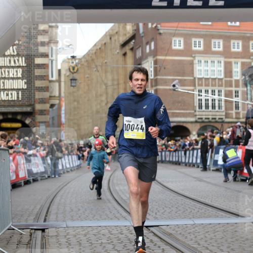 05.10.2025 - 20. swb-Marathon Bremen Yannick Fuchs http://msf.ph/oto/9249633 05.10.2025 10:44:22 Ziel 10044, 10348, 10649, 10816, 11645, 11648, 11659 meine-sportfotos.de