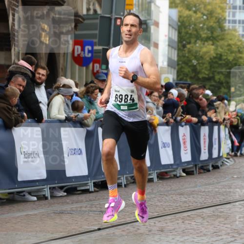 05.10.2025 - 20. swb-Marathon Bremen Strokosch-Dieckow http://msf.ph/oto/9249643 05.10.2025 12:47:38 Ziel 1688, 6984 meine-sportfotos.de