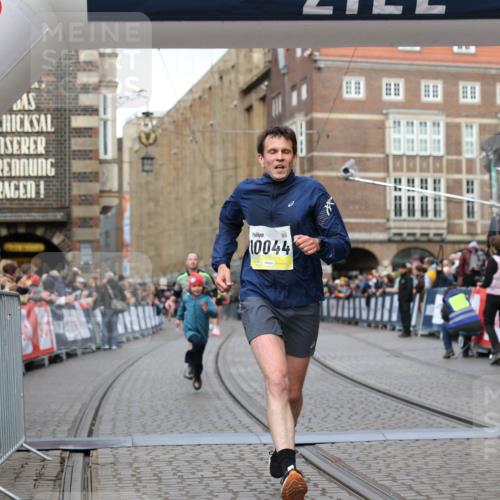 05.10.2025 - 20. swb-Marathon Bremen Yannick Fuchs http://msf.ph/oto/9249645 05.10.2025 10:44:22 Ziel 10044, 10348, 10649, 10816, 11645, 11648, 11659 meine-sportfotos.de
