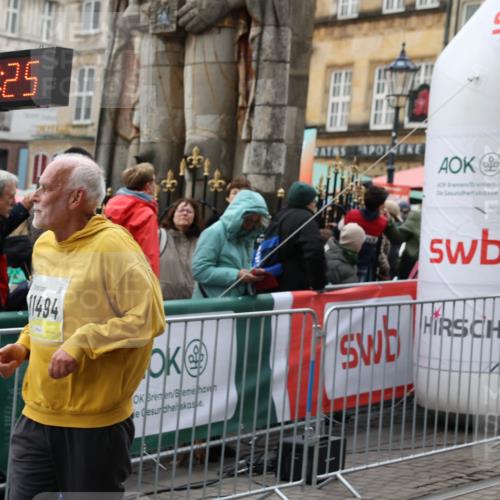 05.10.2025 - 20. swb-Marathon Bremen Yannick Fuchs http://msf.ph/oto/9249652 05.10.2025 11:13:15 Ziel 10041, 11170, 11494 meine-sportfotos.de