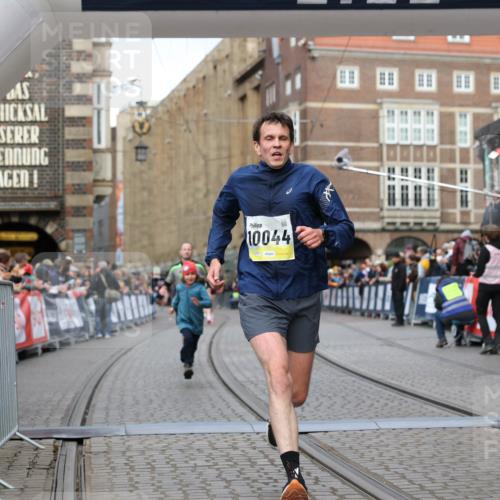 05.10.2025 - 20. swb-Marathon Bremen Yannick Fuchs http://msf.ph/oto/9249656 05.10.2025 10:44:22 Ziel 10044, 10348, 10649, 10816, 11645, 11648, 11659 meine-sportfotos.de