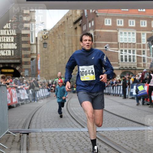 05.10.2025 - 20. swb-Marathon Bremen Yannick Fuchs http://msf.ph/oto/9249665 05.10.2025 10:44:22 Ziel 10044, 10348, 10649, 10816, 11645, 11648, 11659 meine-sportfotos.de