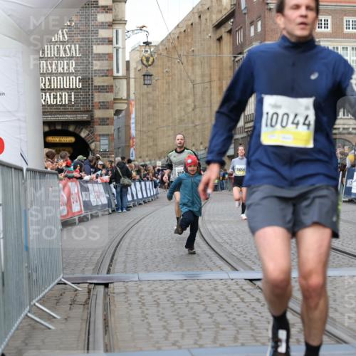 05.10.2025 - 20. swb-Marathon Bremen Yannick Fuchs http://msf.ph/oto/9249678 05.10.2025 10:44:22 Ziel 10044, 10348, 10649, 10816, 11645, 11648, 11659 meine-sportfotos.de