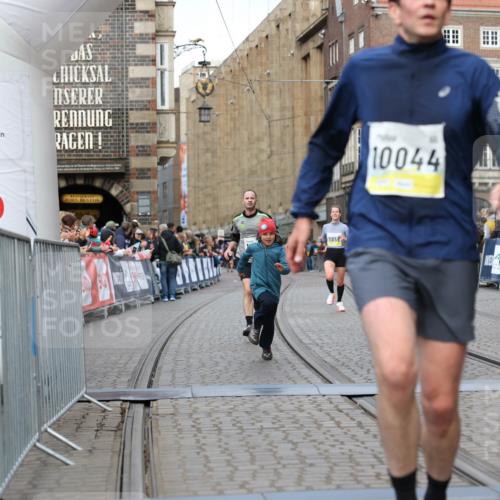 05.10.2025 - 20. swb-Marathon Bremen Yannick Fuchs http://msf.ph/oto/9249686 05.10.2025 10:44:22 Ziel 10044, 10348, 10649, 10816, 11645, 11648, 11659 meine-sportfotos.de