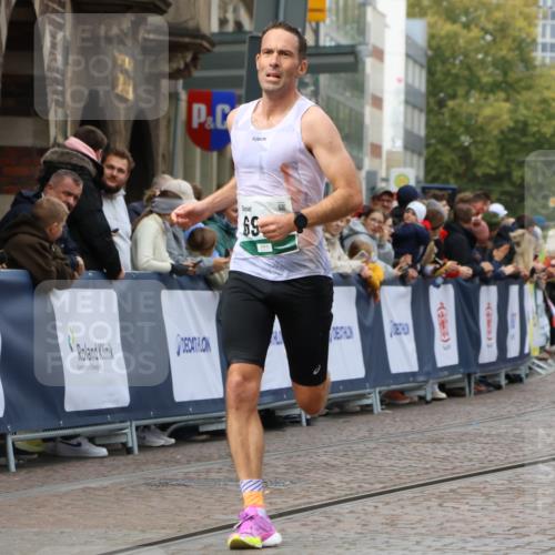 05.10.2025 - 20. swb-Marathon Bremen Strokosch-Dieckow http://msf.ph/oto/9249693 05.10.2025 12:47:38 Ziel 1688, 6984 meine-sportfotos.de