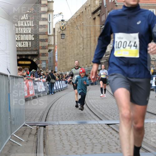 05.10.2025 - 20. swb-Marathon Bremen Yannick Fuchs http://msf.ph/oto/9249694 05.10.2025 10:44:22 Ziel 10044, 10348, 10649, 10816, 11645, 11648, 11659 meine-sportfotos.de