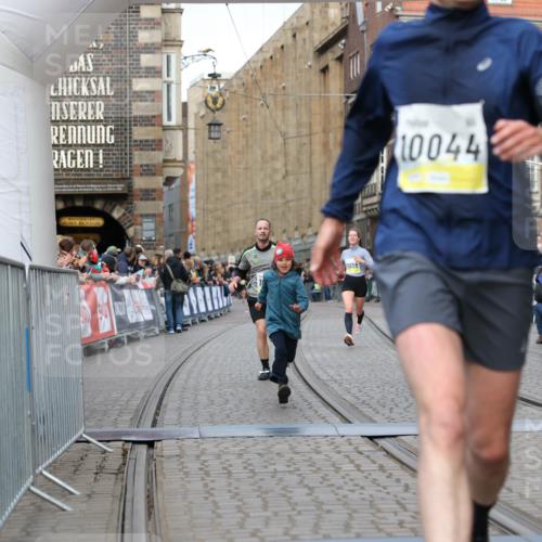 05.10.2025 - 20. swb-Marathon Bremen Yannick Fuchs http://msf.ph/oto/9249702 05.10.2025 10:44:22 Ziel 10044, 10348, 10649, 10816, 11645, 11648, 11659 meine-sportfotos.de