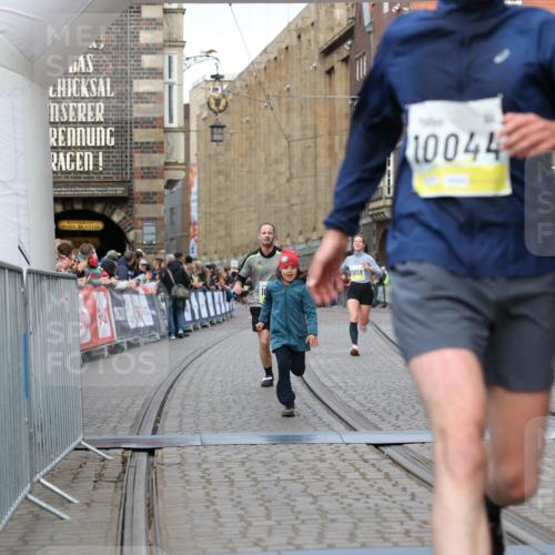 05.10.2025 - 20. swb-Marathon Bremen Yannick Fuchs http://msf.ph/oto/9249713 05.10.2025 10:44:22 Ziel 10044, 10348, 10649, 10816, 11645, 11648, 11659 meine-sportfotos.de