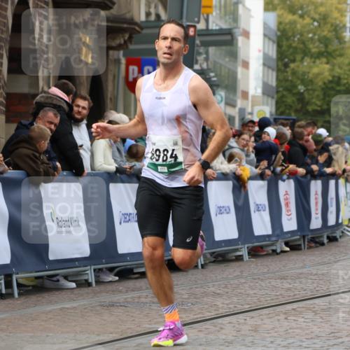 05.10.2025 - 20. swb-Marathon Bremen Strokosch-Dieckow http://msf.ph/oto/9249720 05.10.2025 12:47:38 Ziel 1688, 6984 meine-sportfotos.de