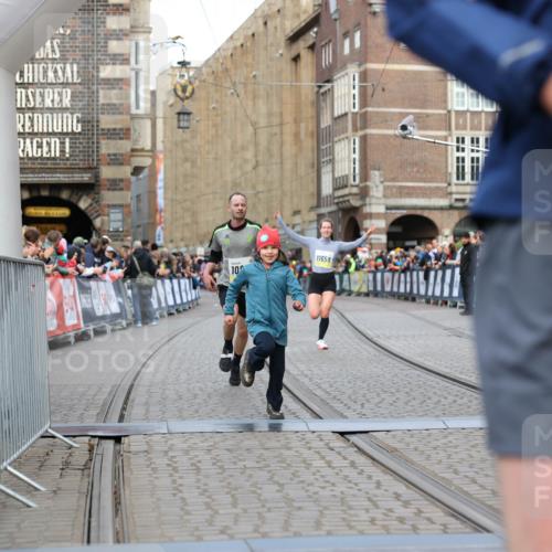 05.10.2025 - 20. swb-Marathon Bremen Yannick Fuchs http://msf.ph/oto/9249722 05.10.2025 10:44:23 Ziel 10044, 10348, 10649, 10816, 11645, 11648, 11659 meine-sportfotos.de