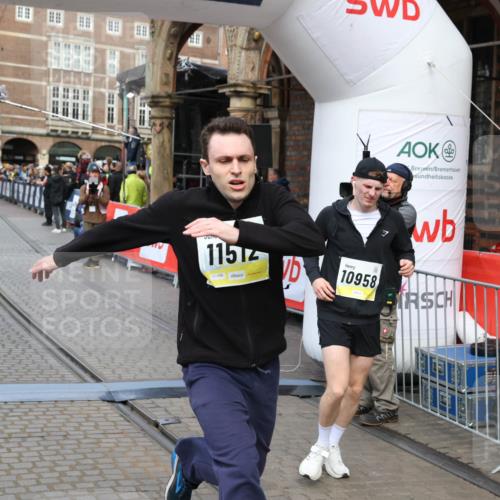 05.10.2025 - 20. swb-Marathon Bremen Yannick Fuchs http://msf.ph/oto/9249723 05.10.2025 10:53:21 Ziel 9449, 9703, 9834, 9956, 10242, 10349, 10460, 10466, 10806, 10958, 10993, 11300, 11377, 11510, 11512 meine-sportfotos.de