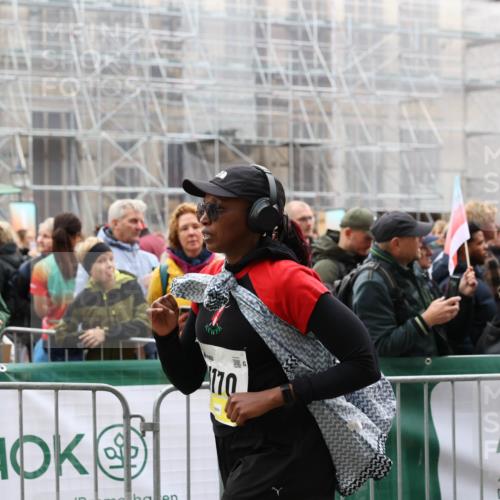 05.10.2025 - 20. swb-Marathon Bremen Yannick Fuchs http://msf.ph/oto/9249726 05.10.2025 11:13:17 Ziel 9891, 11170, 11332, 11494 meine-sportfotos.de