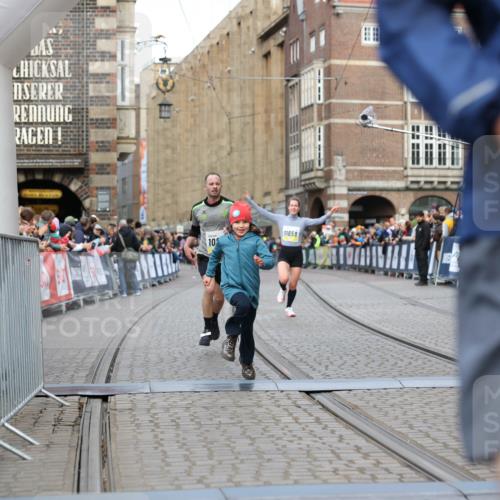05.10.2025 - 20. swb-Marathon Bremen Yannick Fuchs http://msf.ph/oto/9249732 05.10.2025 10:44:23 Ziel 10044, 10348, 10649, 10816, 11645, 11648, 11659 meine-sportfotos.de