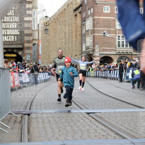 05.10.2025 - 20. swb-Marathon Bremen Yannick Fuchs http://msf.ph/oto/9249738 05.10.2025 10:44:23 Ziel 10044, 10348, 10649, 10816, 11645, 11648, 11659 meine-sportfotos.de