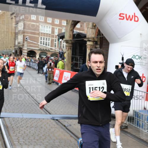 05.10.2025 - 20. swb-Marathon Bremen Yannick Fuchs http://msf.ph/oto/9249740 05.10.2025 10:53:22 Ziel 9449, 9703, 9834, 9956, 10242, 10349, 10460, 10466, 10806, 10958, 10993, 11377, 11510, 11512 meine-sportfotos.de