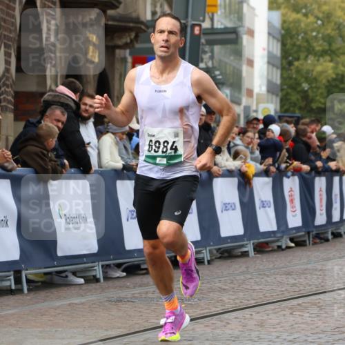 05.10.2025 - 20. swb-Marathon Bremen Strokosch-Dieckow http://msf.ph/oto/9249746 05.10.2025 12:47:38 Ziel 1688, 6984 meine-sportfotos.de